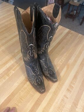 Black Embroidered Pointed-Toe Western Heeled Boots
